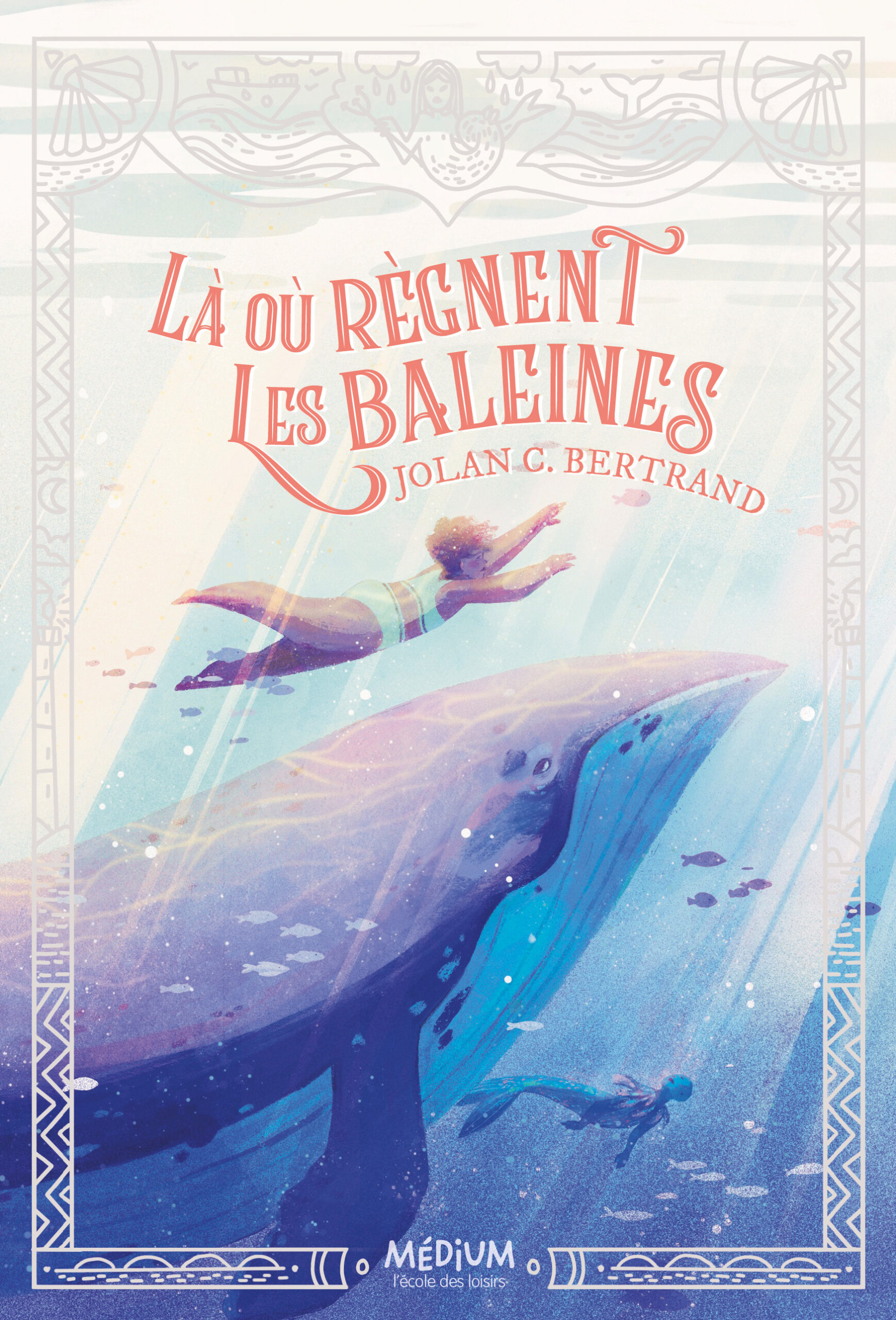 Couverture du livre représentant une personne nageant dans l'océan juste au-dessus d'une baleine et d'une créature semblable à une sirène.