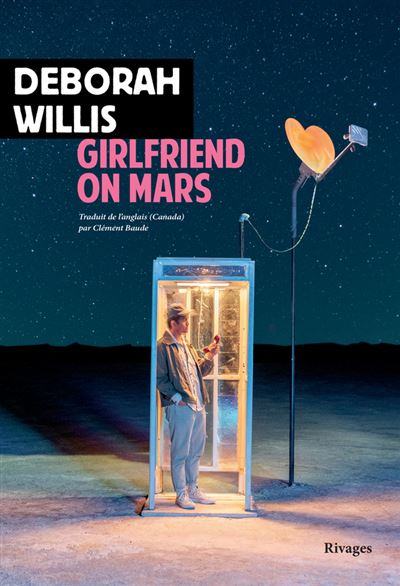 Couverture de la version française du livre Grilfriend on Mars de Deborah Willis. On y voit un homme dans une cabine téléphonique, la nuit. La cabine est reliée à une antenne braquée vers le ciel, en forme de coeur