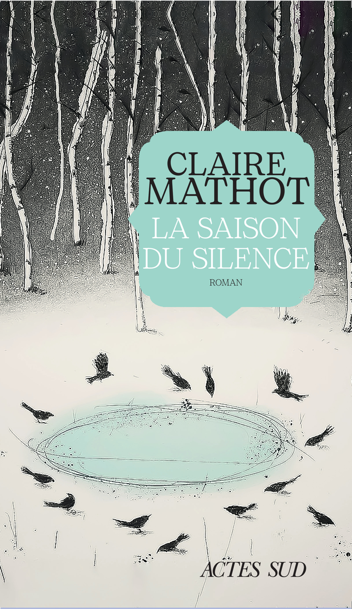 Couverture de La saison du silence de Claire Mathot. On y voit une forêt enneigée en arrière plan. Au premier plan, une mare gelée autour de laquelle des oiseaux sont réunis.