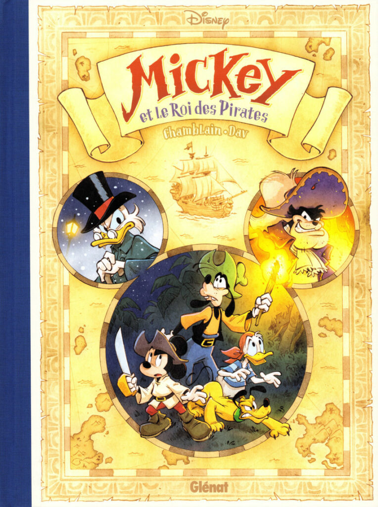 Couverture de l'album "Mickey et le roi des pirates", où l'on voit trois cases rondes représentant Picsous, Pat Hibulaire et le trio Donald, Mickey et Dingo dans des vêtements de pirates, accompagnés de Pluto. Le fond représente une carte à l'ancienne, avec plusieurs îles et un bateau pirate.